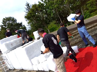 夏祭りへの協力(写真は真夏の雪のすべり台制作)