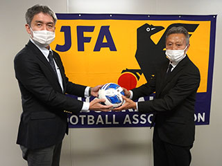 北海道サッカー協会にサッカーボールを寄贈しました。