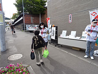 ウポポイロゴ・アイヌ文様入りの北海道日本ハムファイターズのユニフォームを着用し、ウポポイをPR