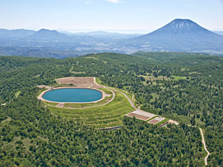 京極発電所の上部調整池と周辺環境（右奥は羊蹄山）