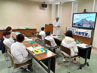 出前おもしろ実験室「偏光板で遊ぼう」に参加する様子