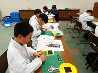 出前おもしろ実験室「偏光板で遊ぼう」に参加する様子