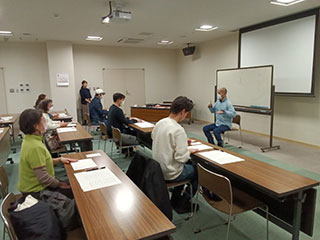 文化教室「美文字教室」に参加する様子