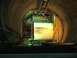 放水設備　放水路トンネルを掘削するシールドマシン設置の様子