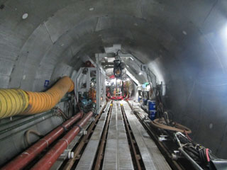 放水設備　シールドマシンによる放水路トンネル掘削・構築の様子