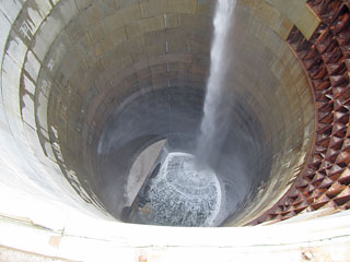 放水設備　放水路トンネル一次注水の様子（放水路立坑上部より撮影）