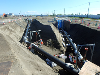 ガス導管　一般埋設部導管敷設の様子