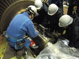 廃止した苫東厚真発電所3号機の蒸気タービンの分解点検訓練