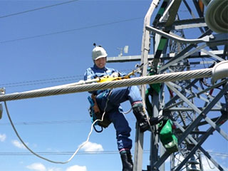 送電鉄塔への接地（アース）付外し訓練