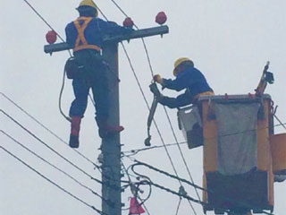 切れた配電線の復旧作業