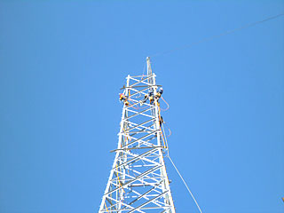 架空送電線　鉄塔組立の様子