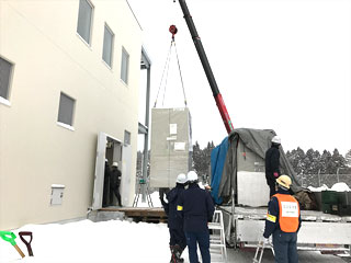 今別変換所　直流電源装置搬入の様子