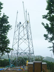 架空送電線　鉄塔組立作業の様子