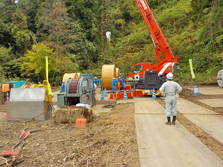 送電線　電線ドラム設置の様子